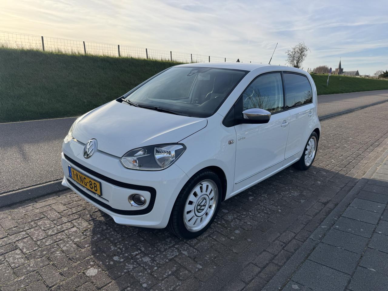 Volkswagen 1.0 High up! Bluemotion white edition