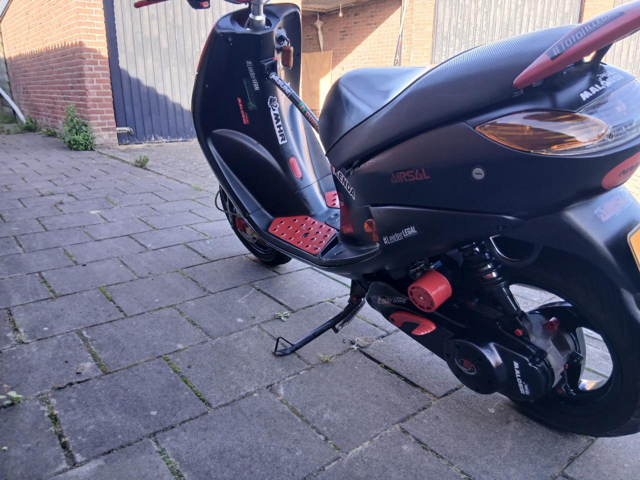 Te koop stoere peugeot vivacity met geel kenteken