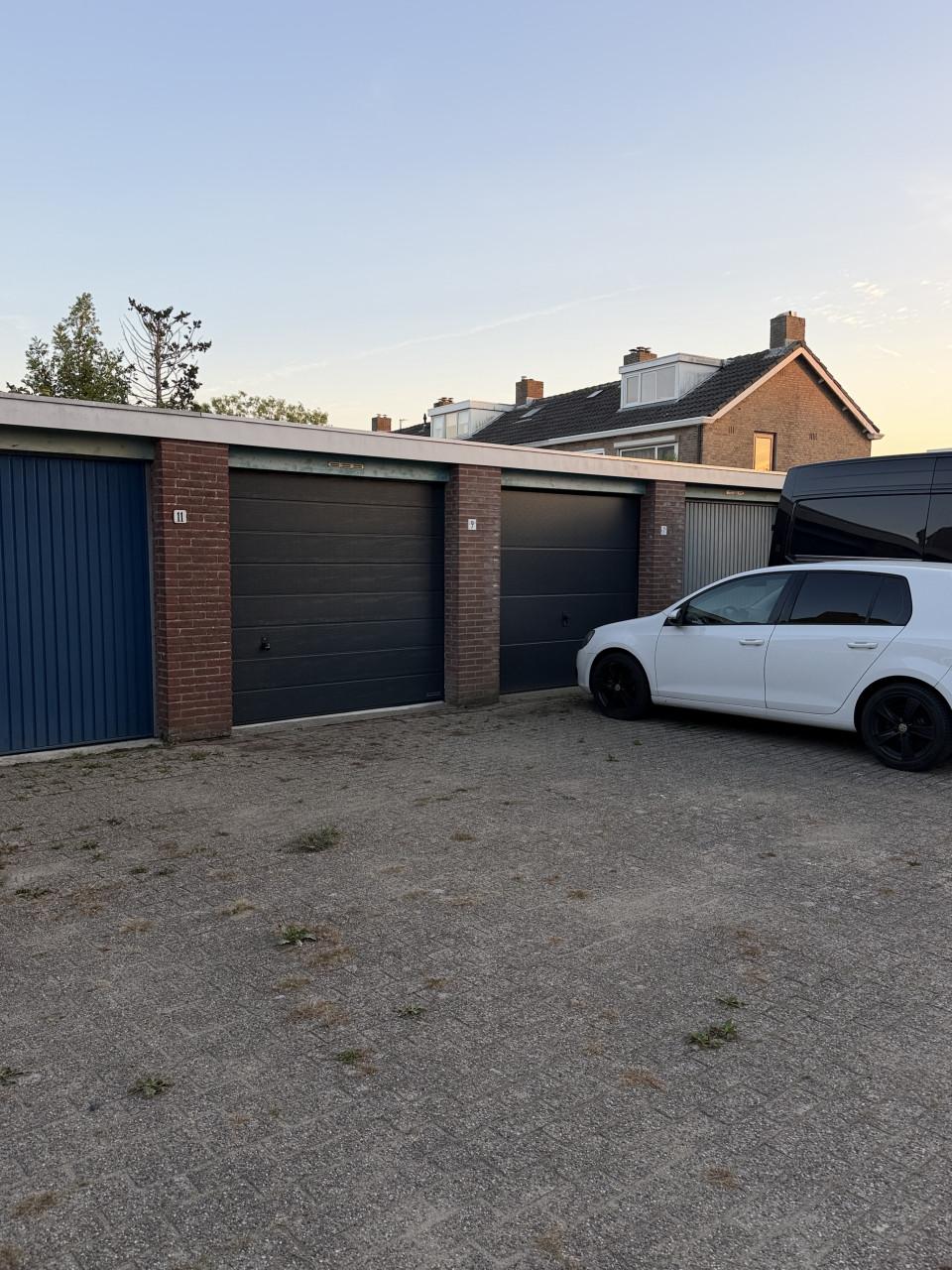 Te koop garagebox met nieuwe roldeur in Goes