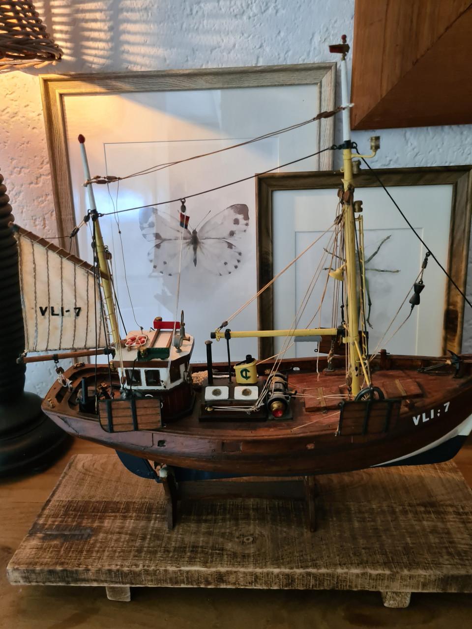 Prachtig gedetailleerd model van een vissersboot.
