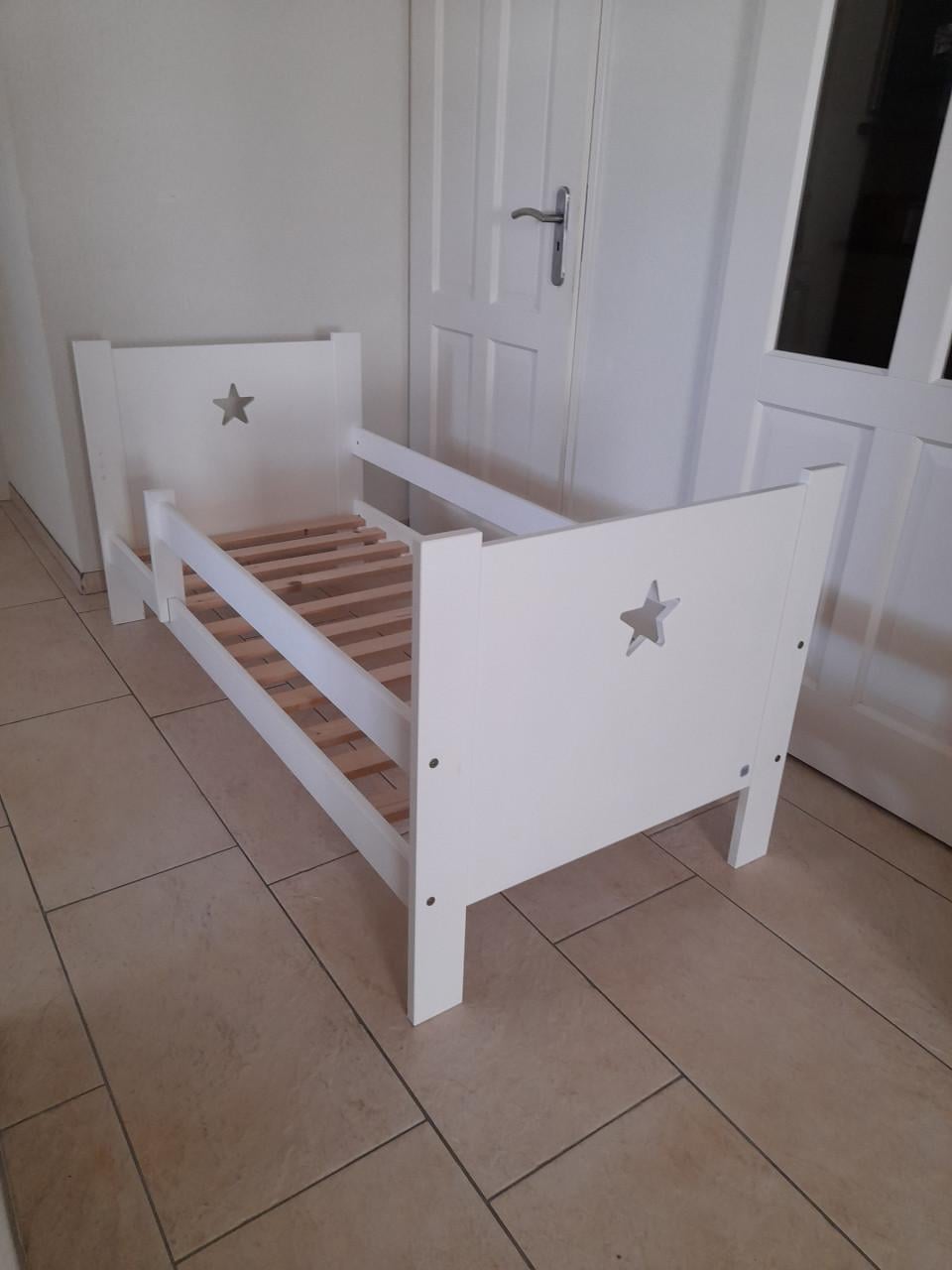 Peuter bed  met lade en met net  matras (in goede nette staat ) 70 x 160
