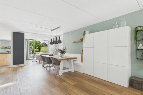 Prachtige  eikenhouten eettafel 280 cm