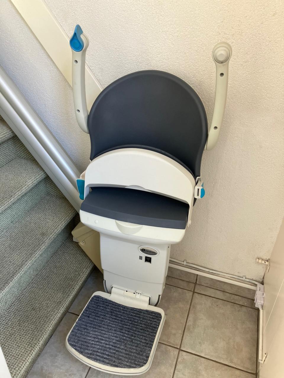 Handicare traplift, recht  in prima staat