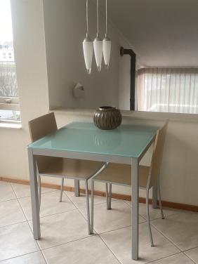 Kleine keukentafel met twee stoelen