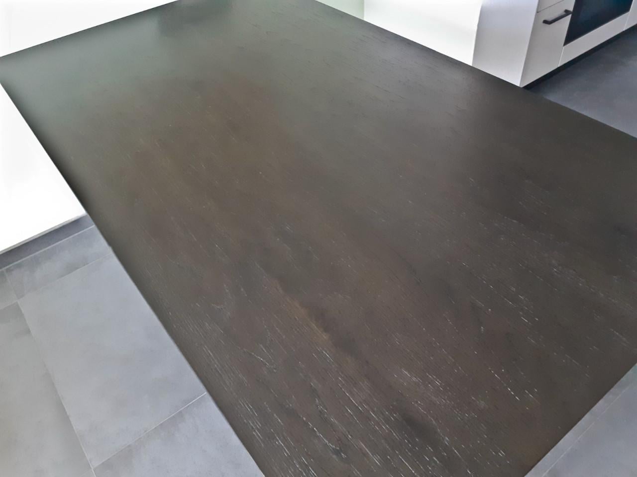 Donkerbruine eettafel met metalen onderstel