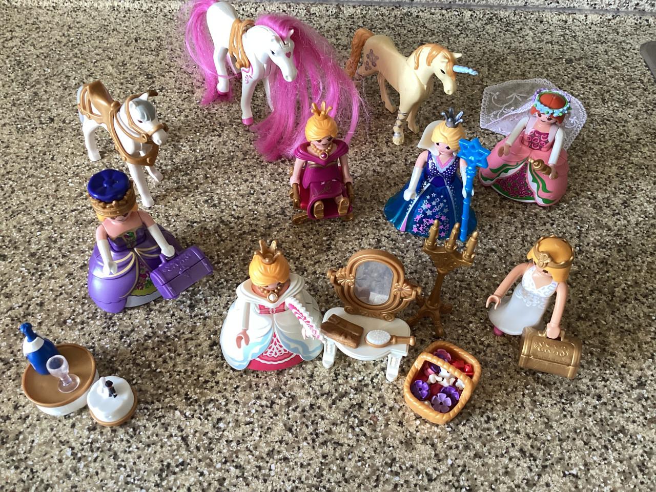 Playmobil.  16 poppetjes, 6 paarden, eenhoorn, ziekenhuisbed, surfplank etc