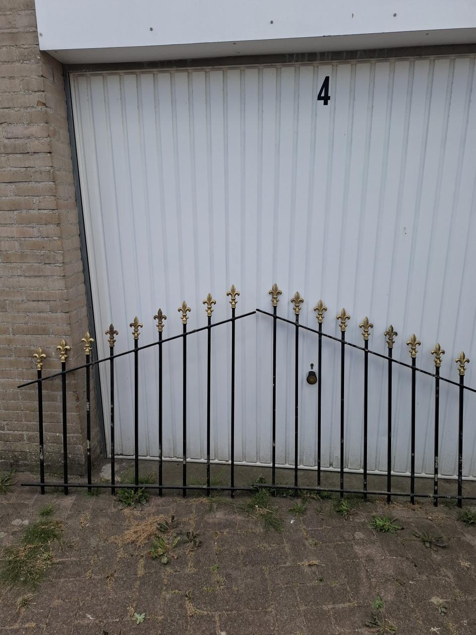 Tuinhek van ijzer ongeveer 15meter met poort