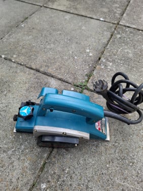 Makita power planer 1923 B. Schaafmachine.