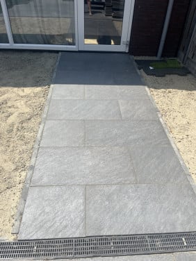 Keramische tuintegels