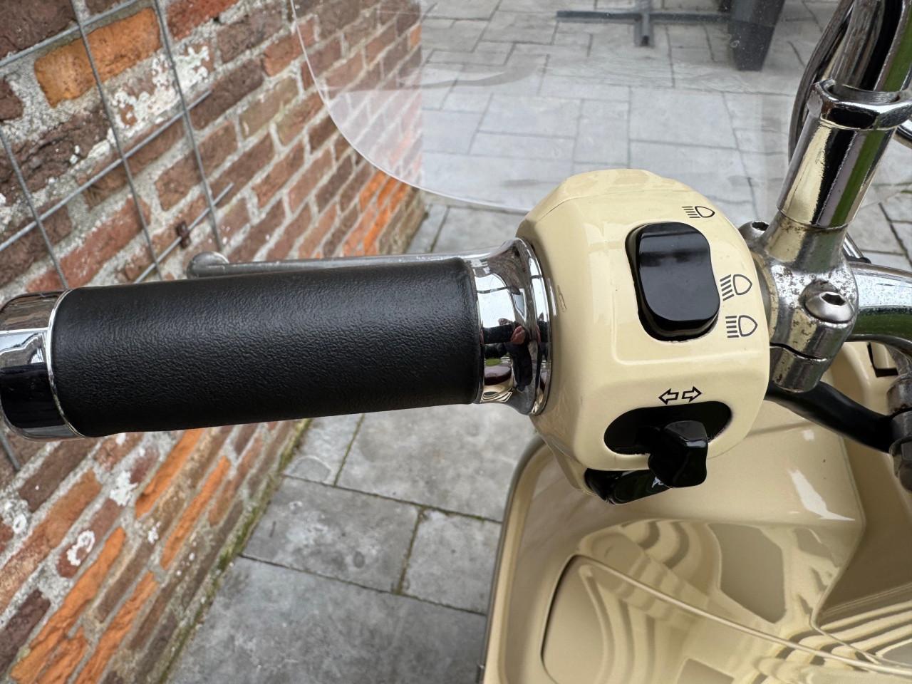 Hele mooie Vespa Piaggio c38, bruin lederen zadel uit 2010