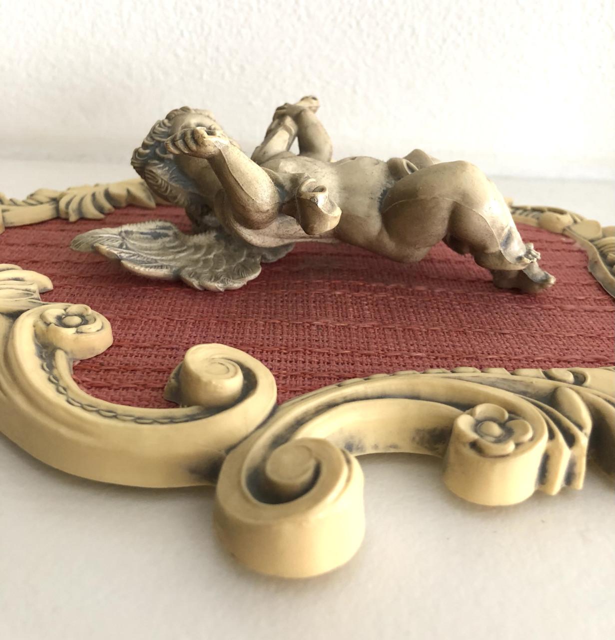 Mooie brocante kunststof barok lijstje/hanger met engel figuurtje