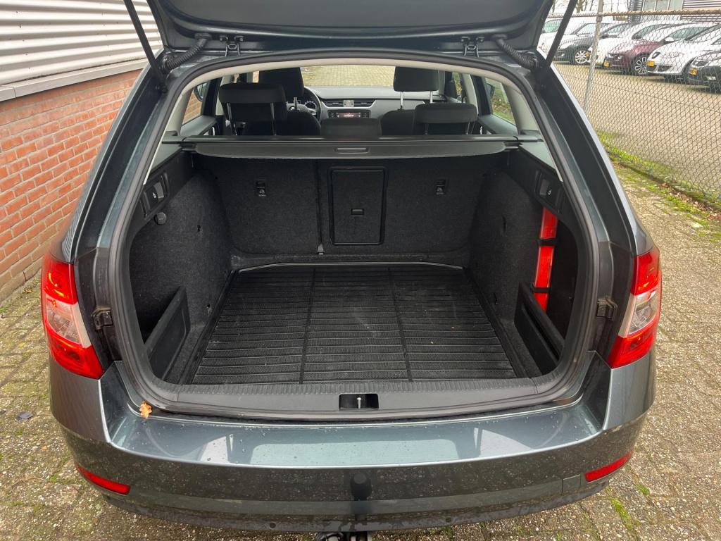 Skoda Octavia combi 1.0 tsi greentech ambition business | carplay | trekhaa