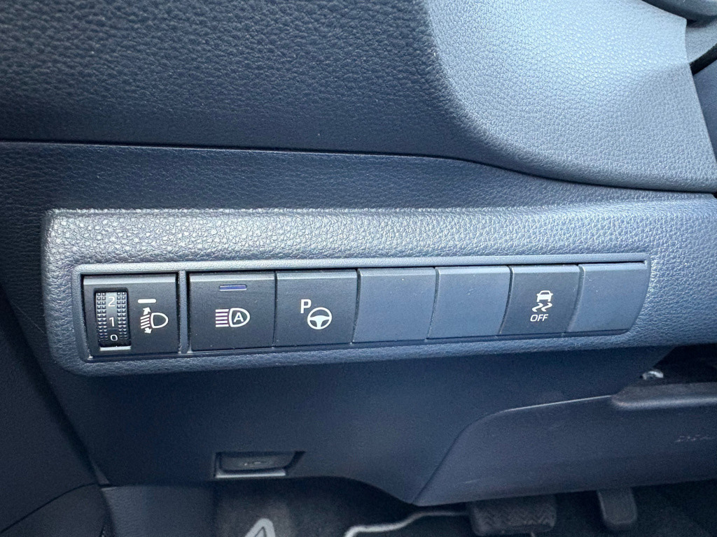 Toyota Corolla 1.8 hybrid business intro
