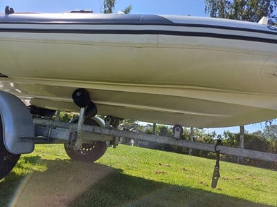 Bootje met motor en trailer