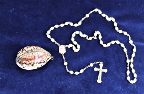 Antiek Rozenkrans doosje ( Schelp ) met antieke rozenkrans