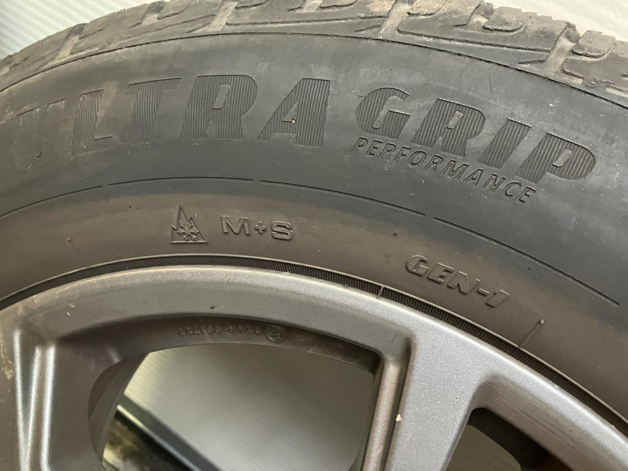 Toyota RAV4 winterbanden 6 mm 225/65/17 + orig l.m.velgen 5x114,3 naaf 60.1