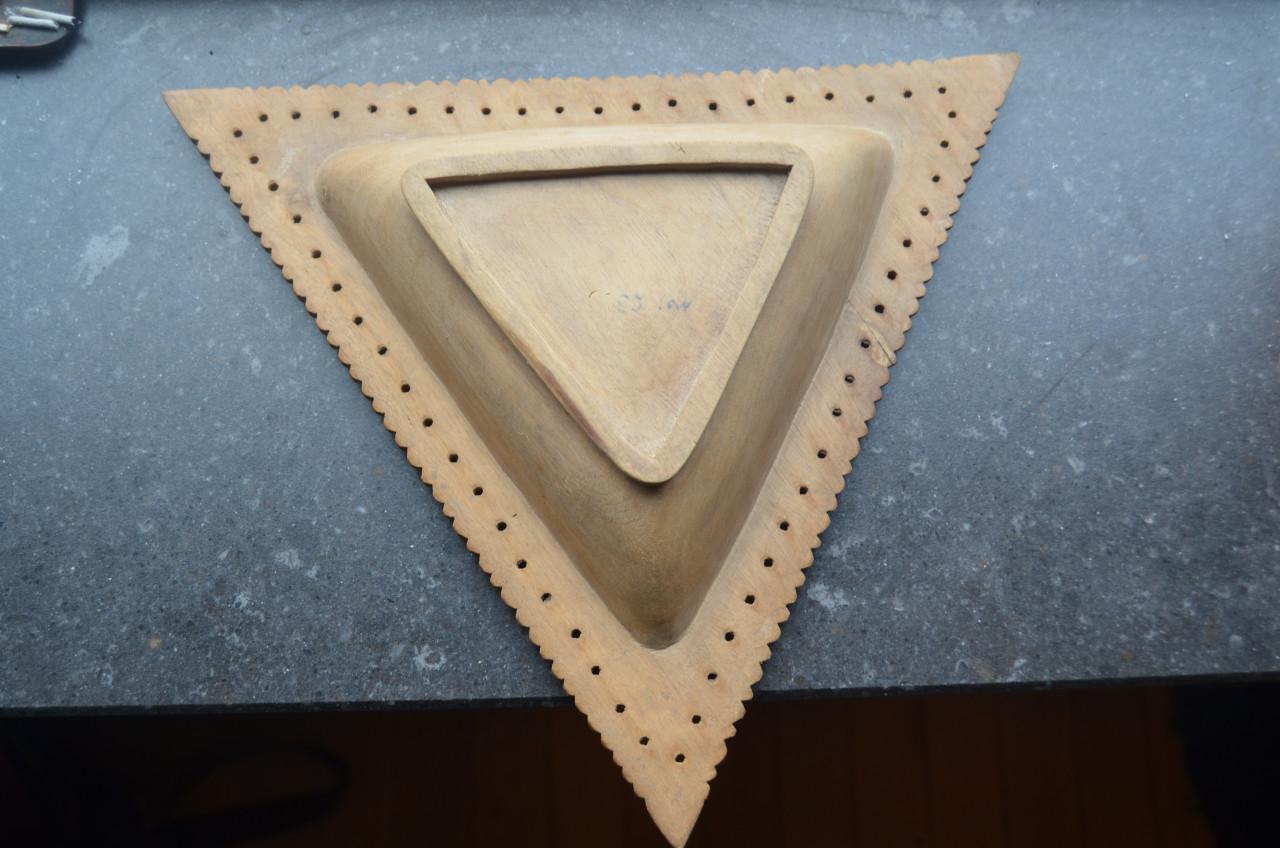 2 Leuke (Indische?) houten bakjes in goede staat