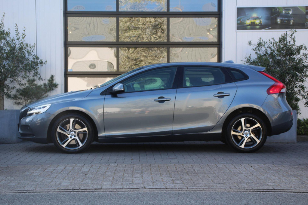 Volvo V40 1.5 t2 momentum automaat - pdc rondom + camera - full led - navi 
