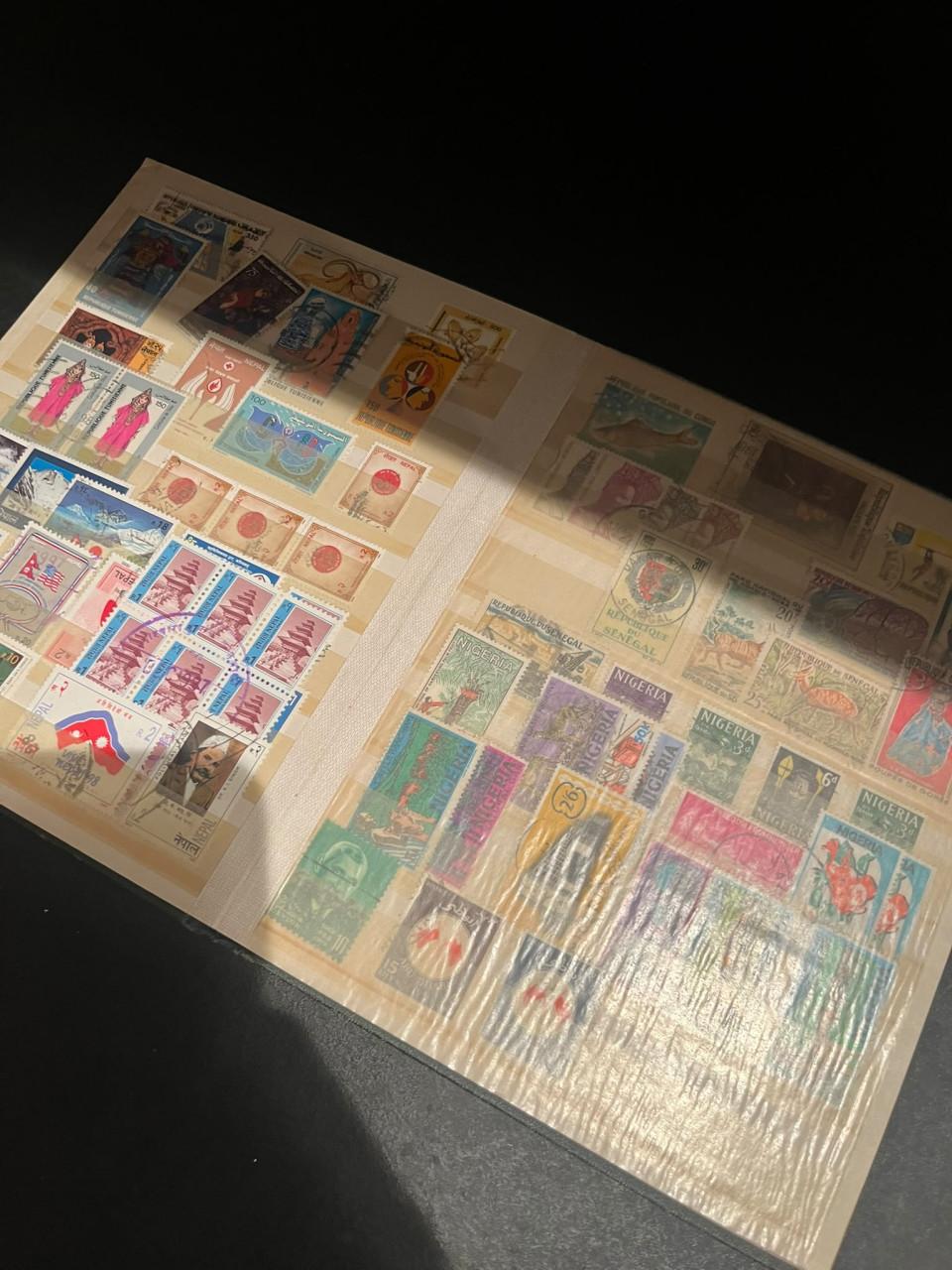 Klein album 30 kantjes met zegels, waaronder wat China