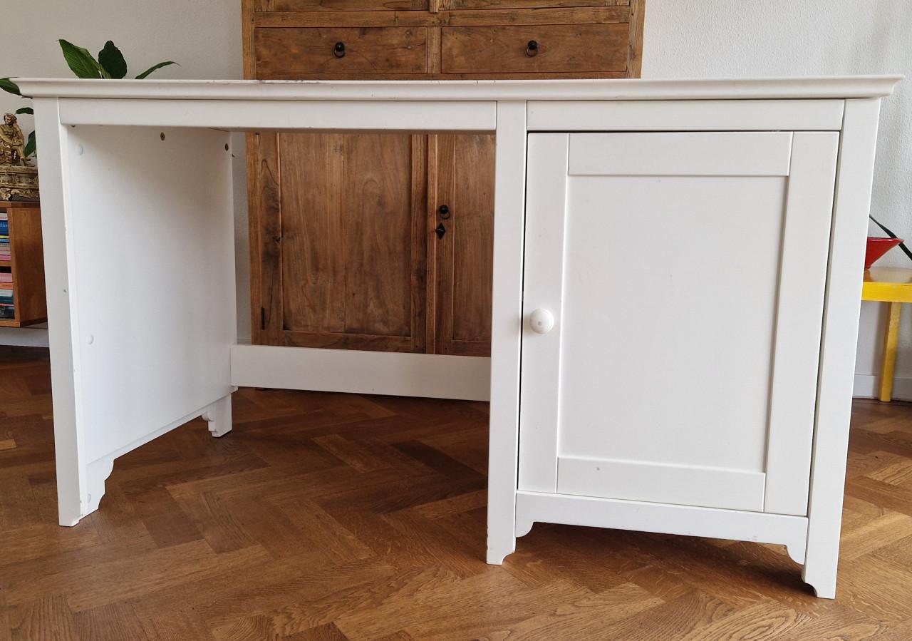 Bureau wit