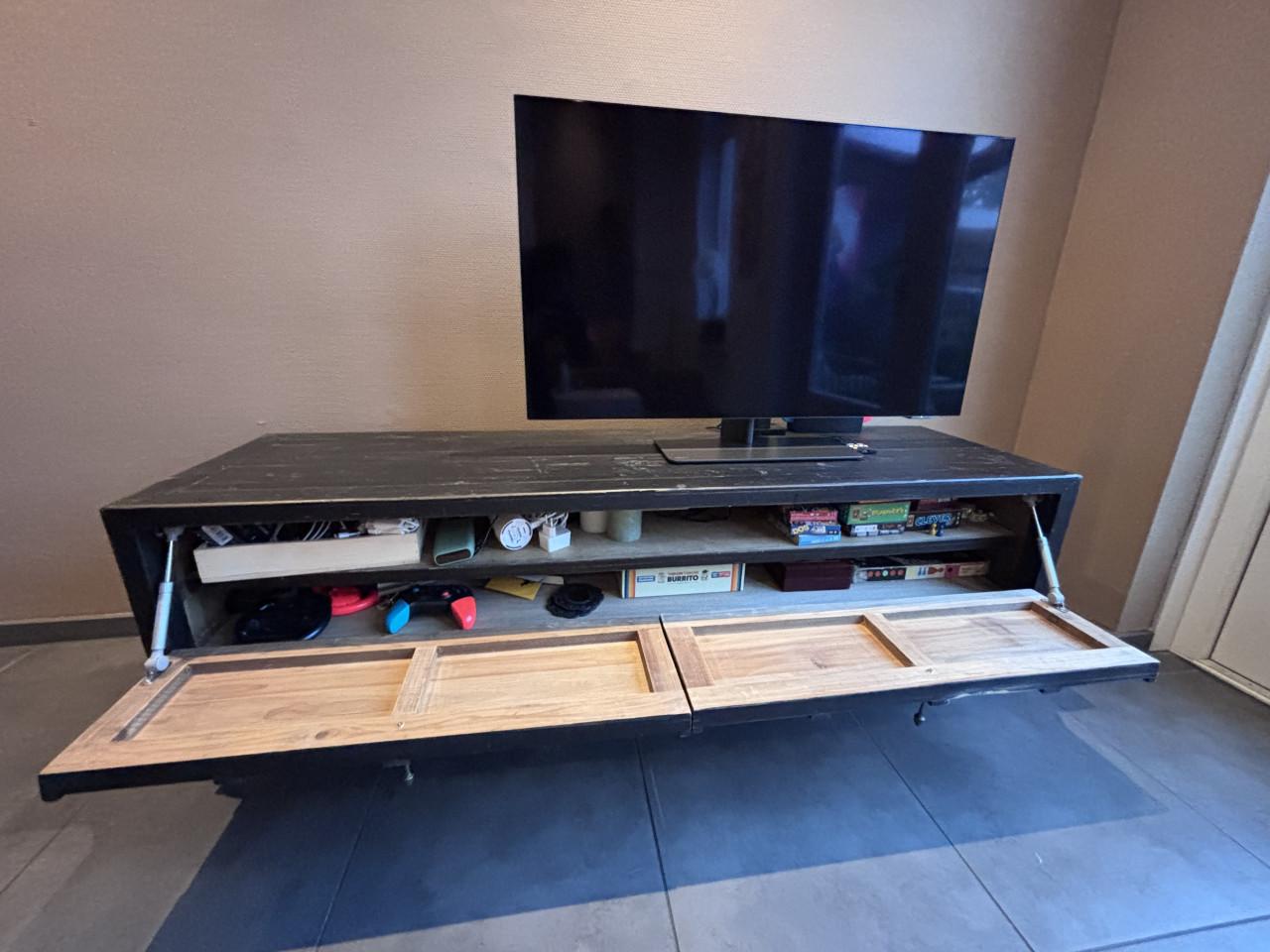 Mooi gedecoreerde (Tv-)kast
