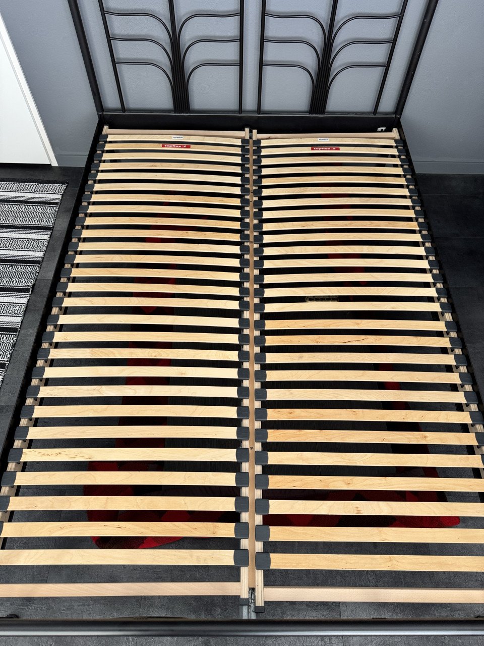 Te koop Bedframe metaal 140x200 met lattenbodems en IKEA matras
