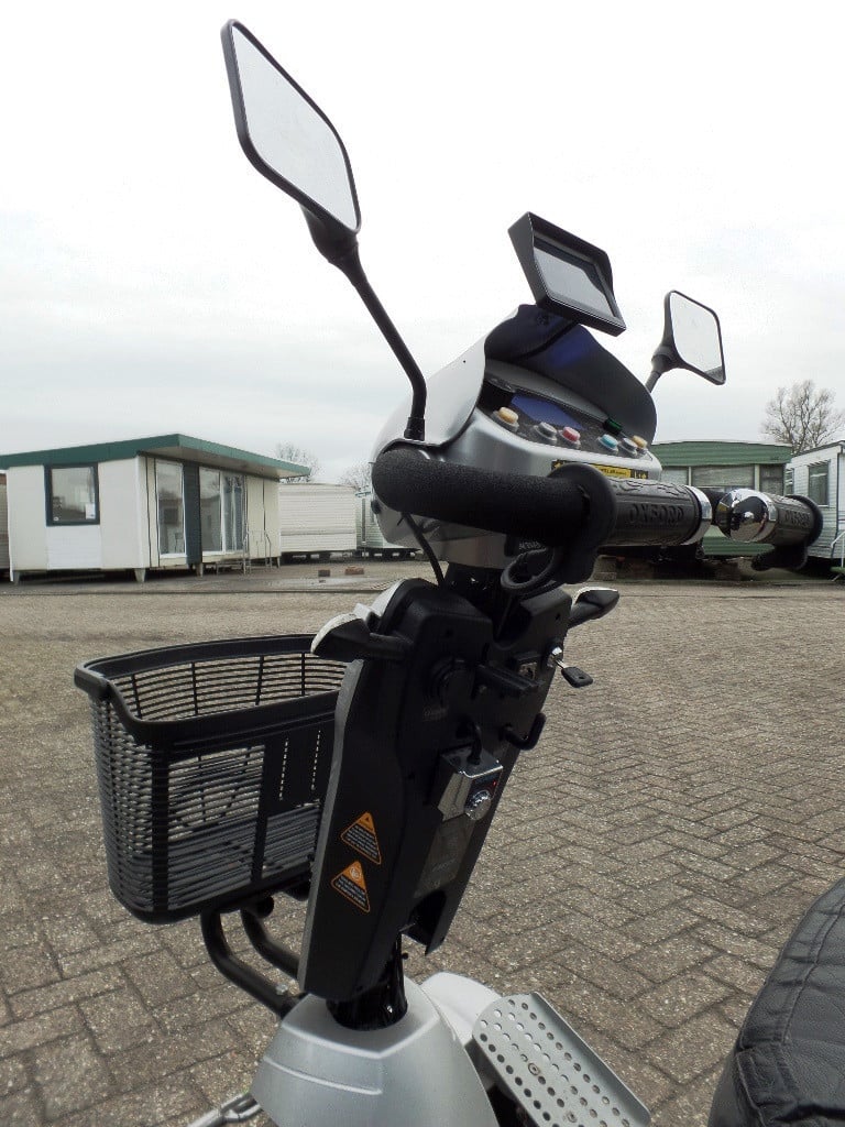 Comfortabele Quingotoura scootmobiel met 5 wielen en achteruitrijcamera