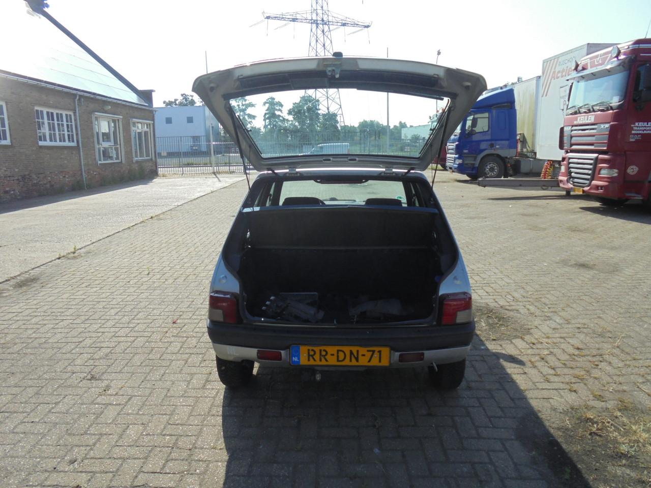 Peugeot 205 met een net interieur en kan gestart worden rijbare schade