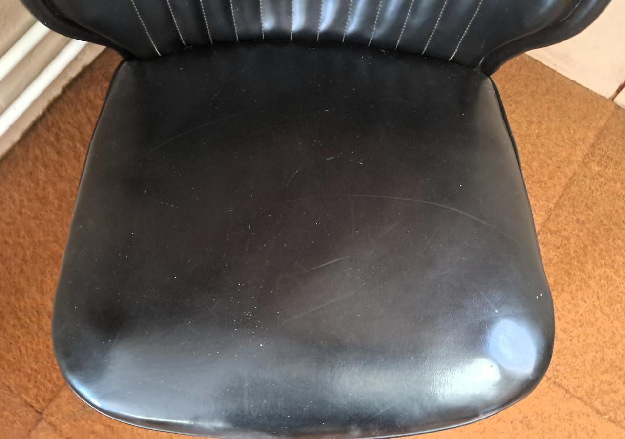 Vintage mid centery jaren 50 club-cocktail stoeltje skai met houten pootjes