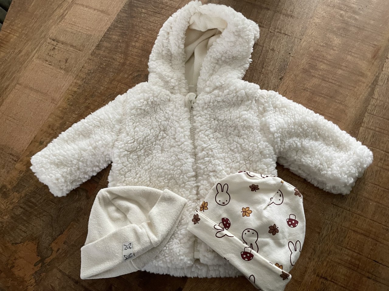Babyjasje met 2 mutsjes