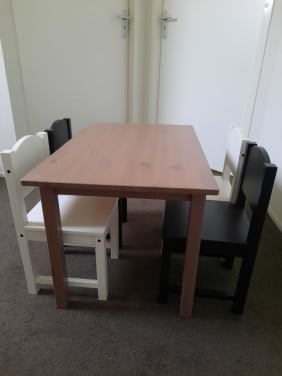 Kindertafel met 4 stoelen
