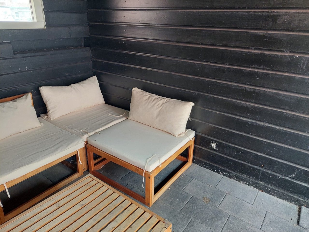 Houten loungeset / tuinset met witte kussens