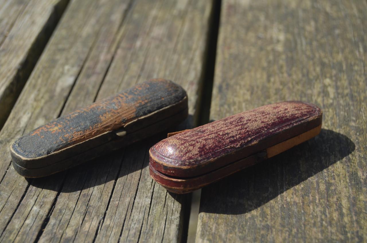 2 Antieke etuitjes voor rookwaar + pijpje