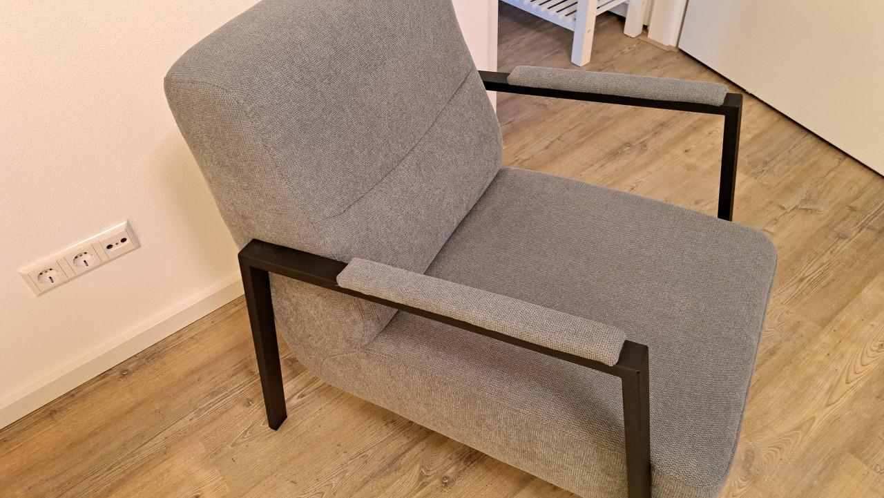 Mooie moderne fauteuil grijs stof/metalen frame