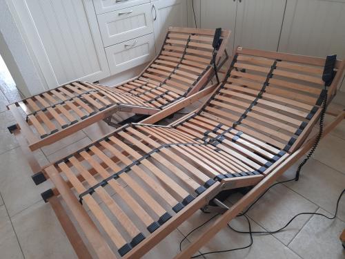 2 x 90 x 200 Elektrisch verstelbare lattenbodems (in goede nette staat )