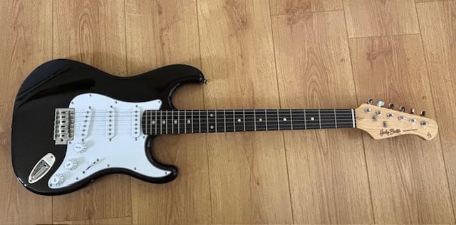Harley Benton stratocaster als nieuw.