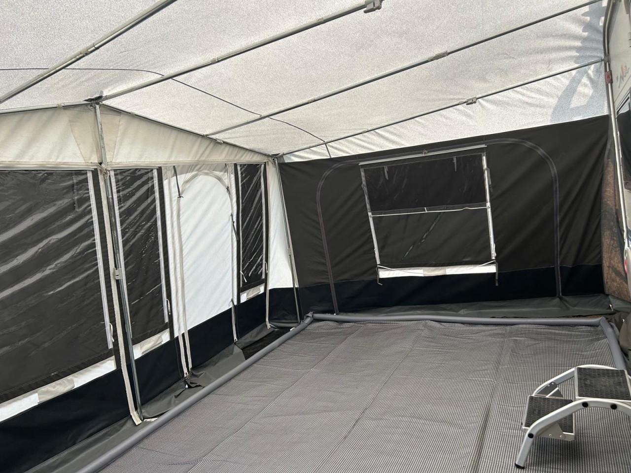 Hobby Excellent Easy Caravan met Voortent, luifel en Mover