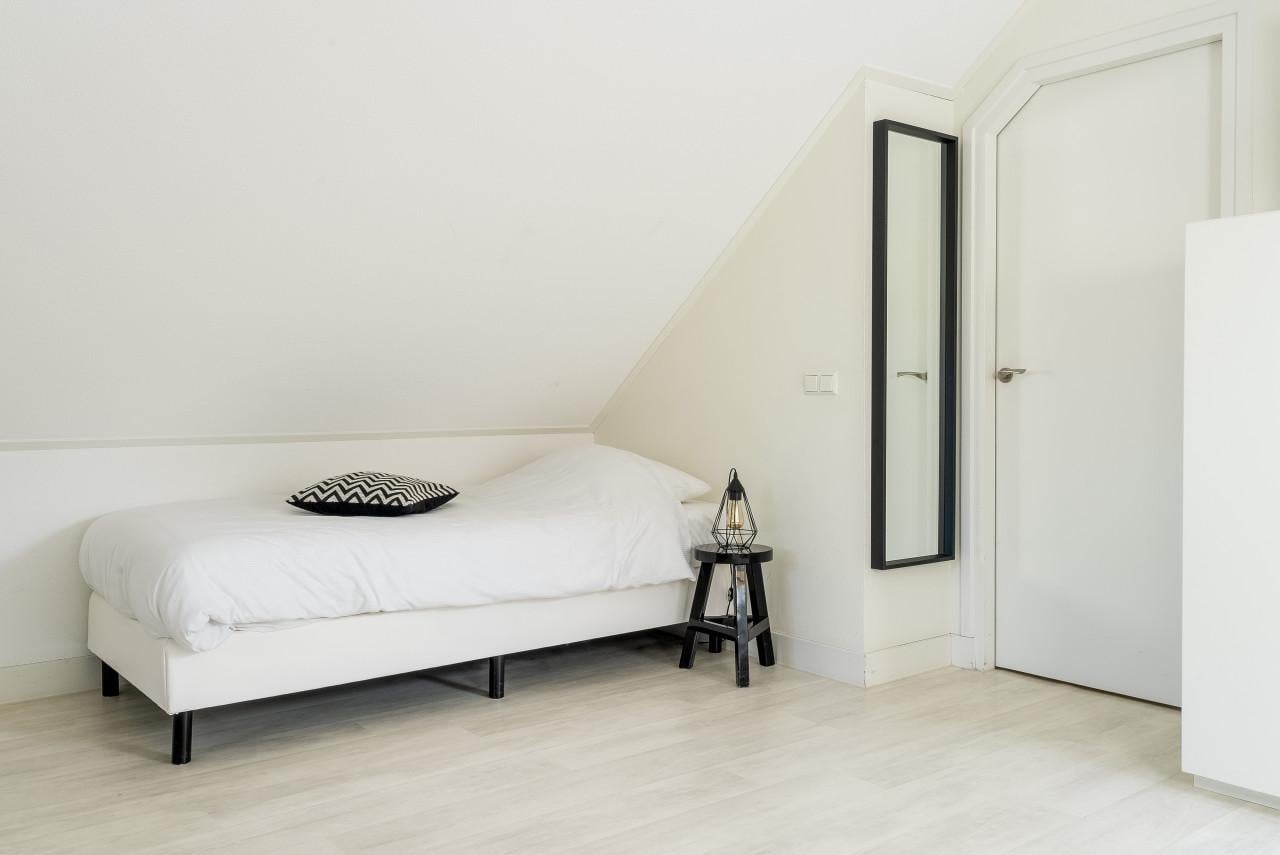 Gemeubileerde, grote zolder kamer te huur - tijdelijk