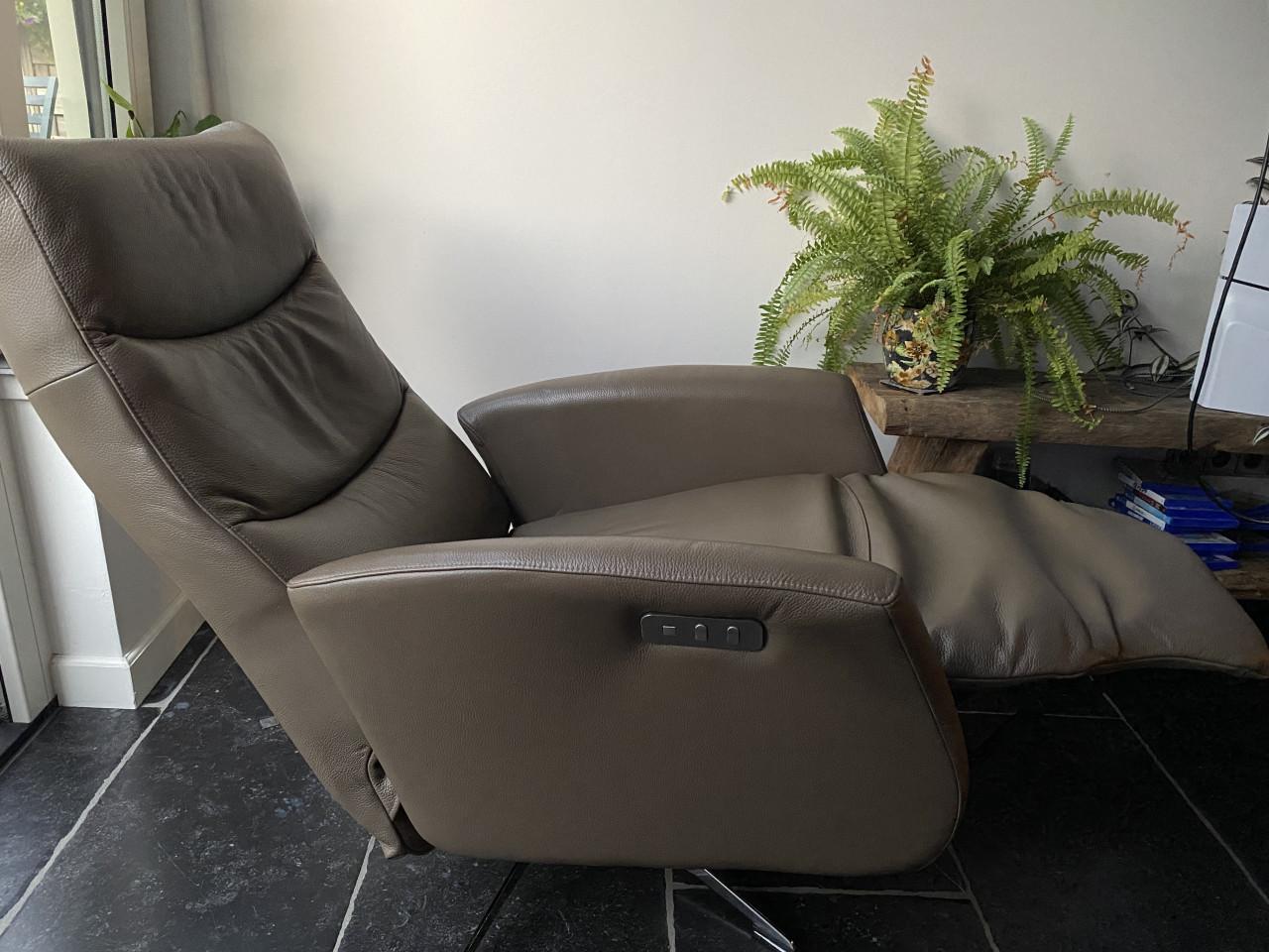 Mooie elektrisch bedienbare relax fauteuil, taupe