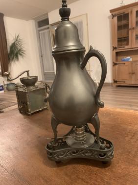 Antieke meubels en beeldjes