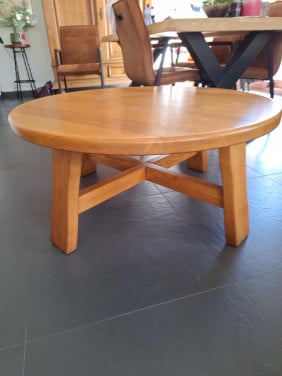 Massief eiken ronde salontafel.