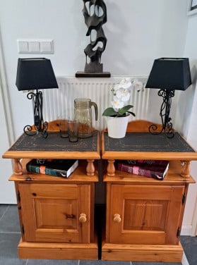 2 originele massief grenen nachtkastjes
