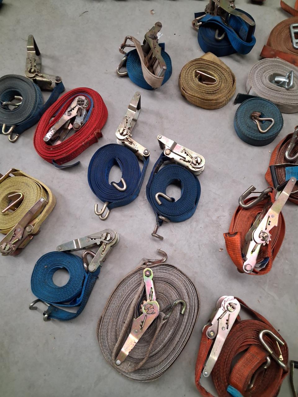 Spanbanden compleet met haken en ratels. .