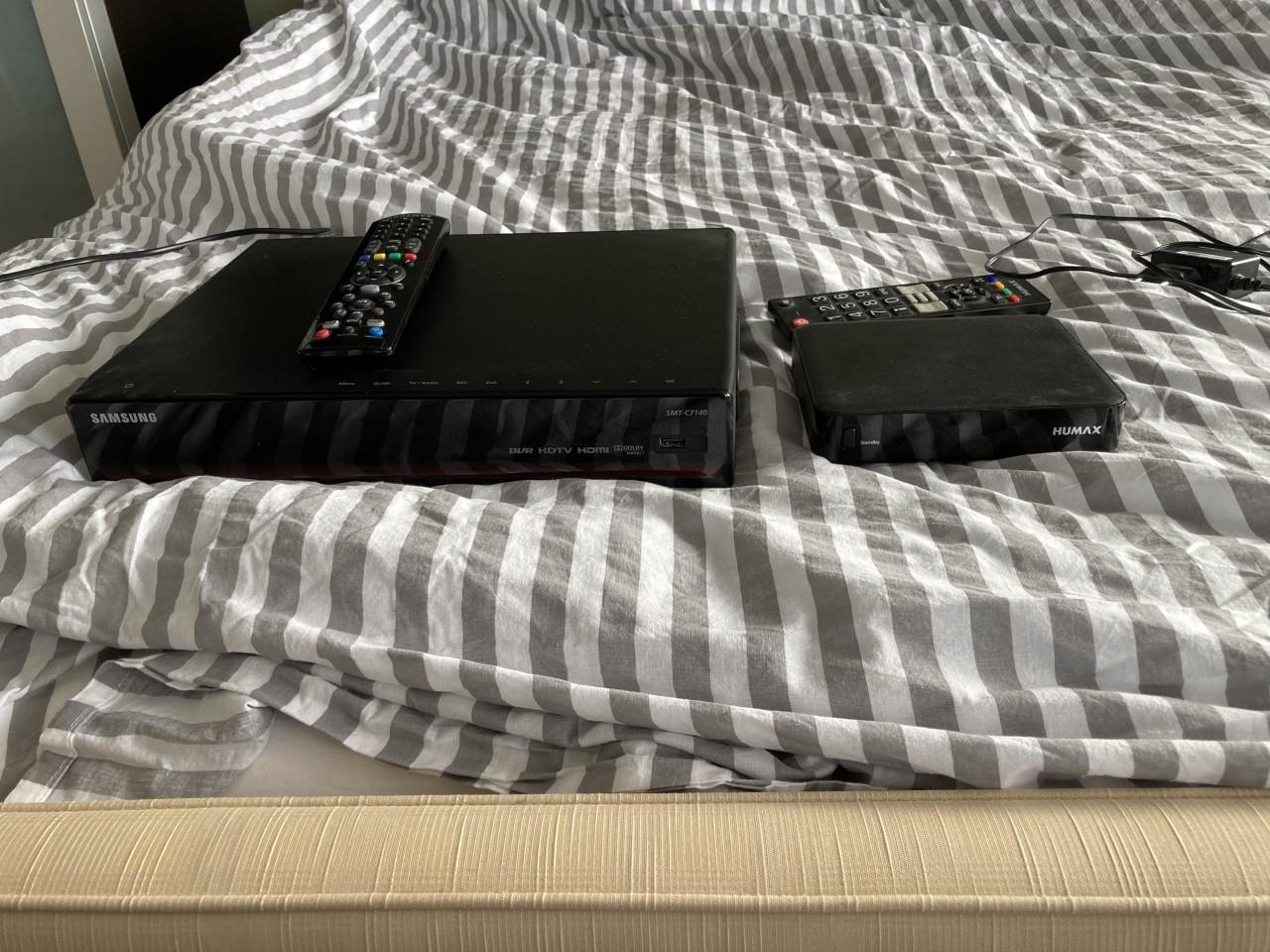 HUMAX irhd 5500c en Samsung SMT-C7140 Decoders