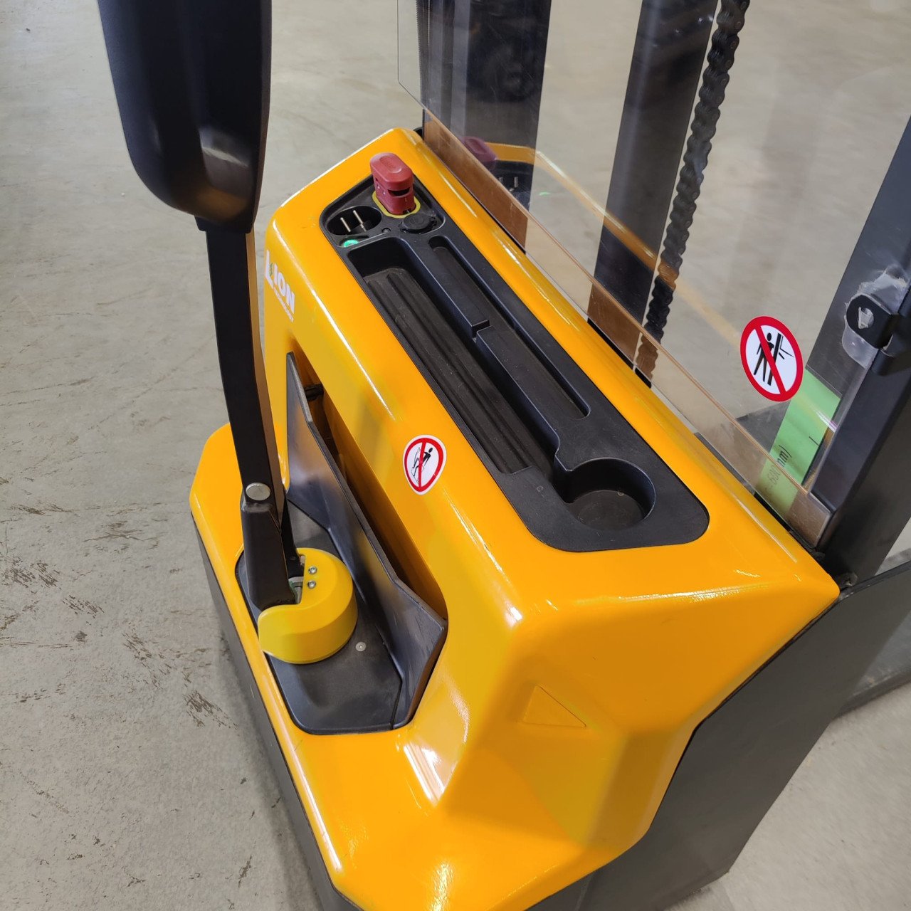 Vol-elektrische stapelaar 1200 kg – zo goed als nieuw
