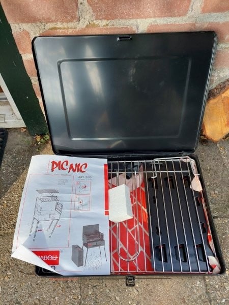 Compacte meeneem/ camping/ picknick barbecue