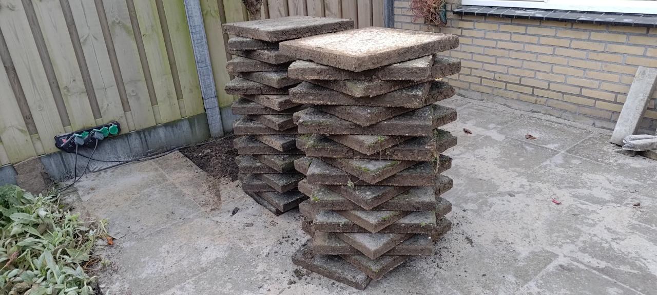 GERESERVEERD - Gratis - 34 grindtegels 50 x 50 x 5