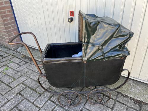 Antieke Poppenwagen