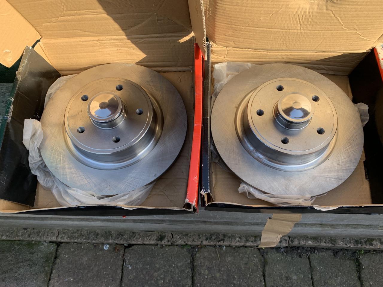 Renault Laguna 2xREMSCHIJVEN achter NIEUW