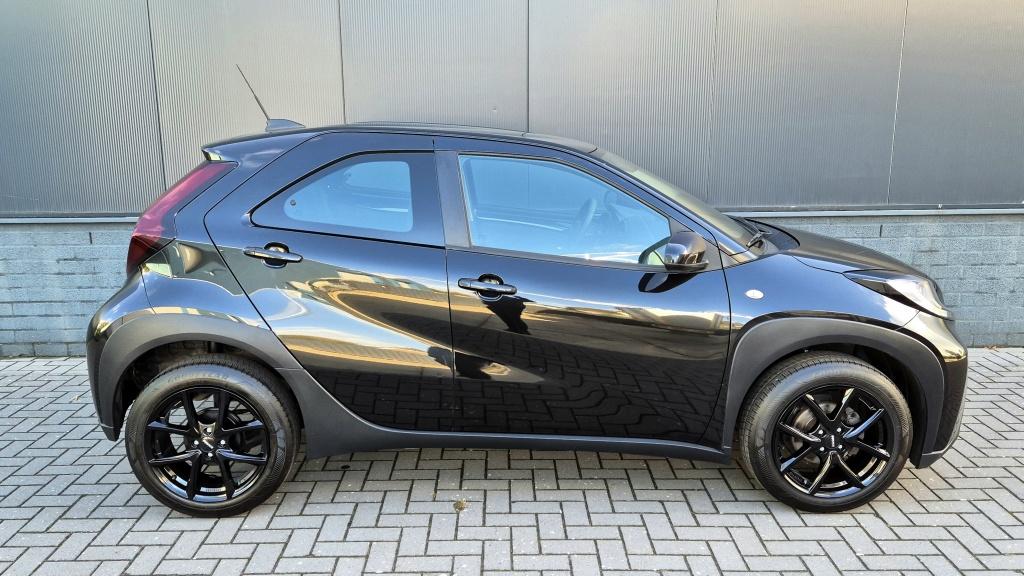 Toyota Aygo x 1.0 vvt-i mt play | camera | lane assist | acc | 17 inch | ai